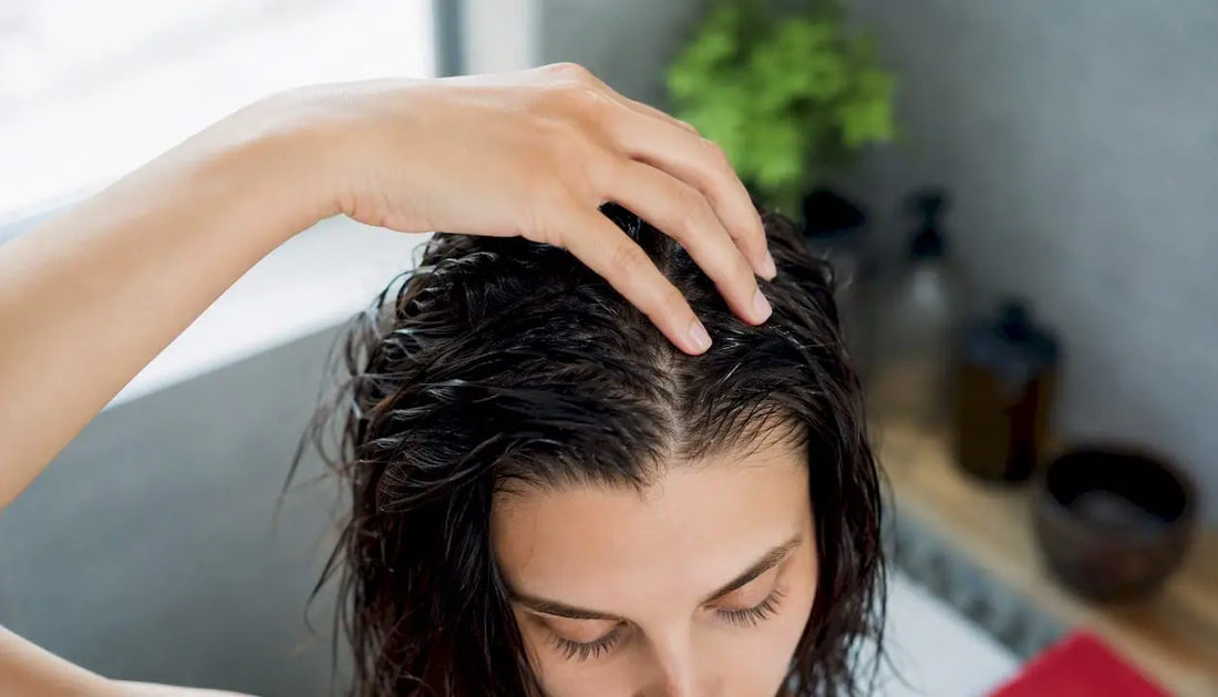 Mit den Händen wird das Haaröl sanft in die Kopfhaut einmassiert.
