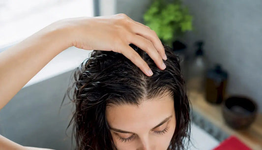 Mit den Händen wird das Haaröl sanft in die Kopfhaut einmassiert.
